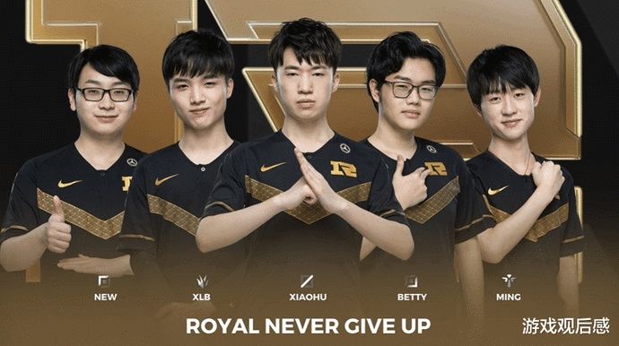 足球场外的 足球场外的